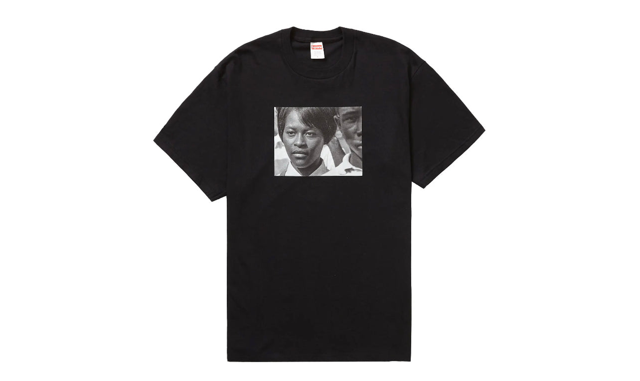 SUPREME ROY DECARAVA MISSISSIPPI TEE BLACK