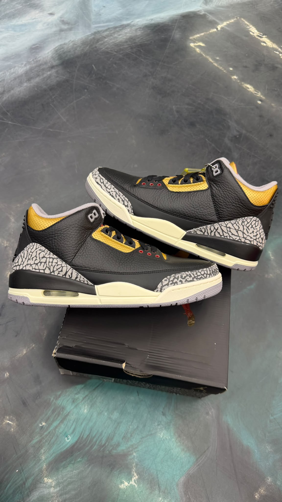 JORDAN 3 RETRO BLACK CEMENT GOLD PRE OWNED SIZE 9.5