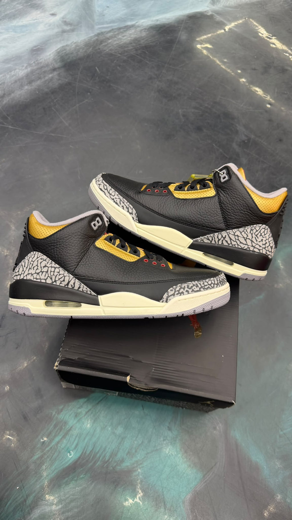 JORDAN 3 RETRO BLACK CEMENT GOLD PRE OWNED SIZE 9.5