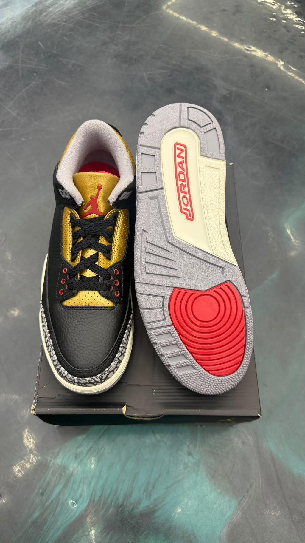JORDAN 3 RETRO BLACK CEMENT GOLD PRE OWNED SIZE 9.5