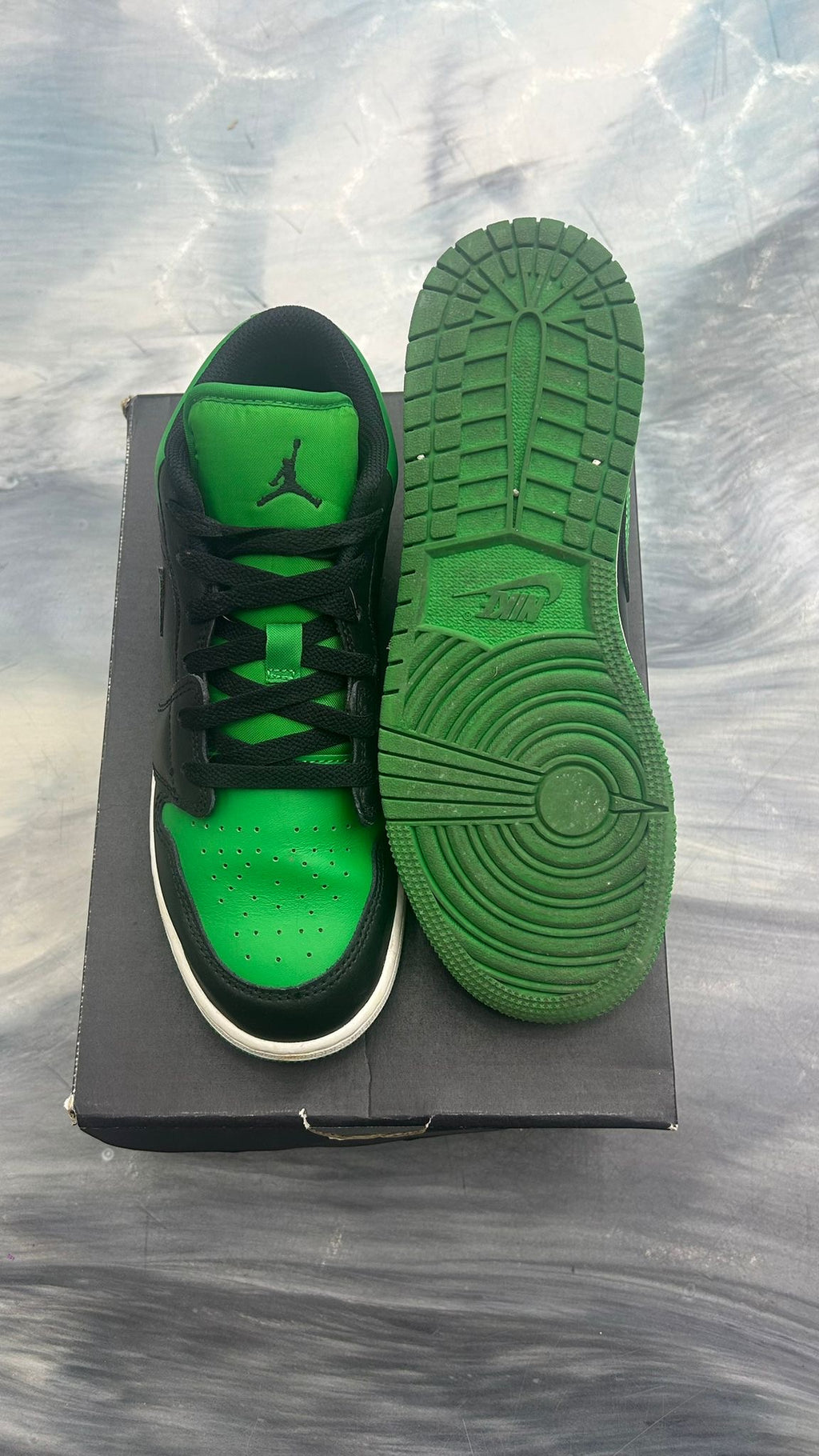 JORDAN 1 LOW LUCKY GREEN (GS) PRE OWNED SIZE 6Y, black and green leather sneakers on a box.