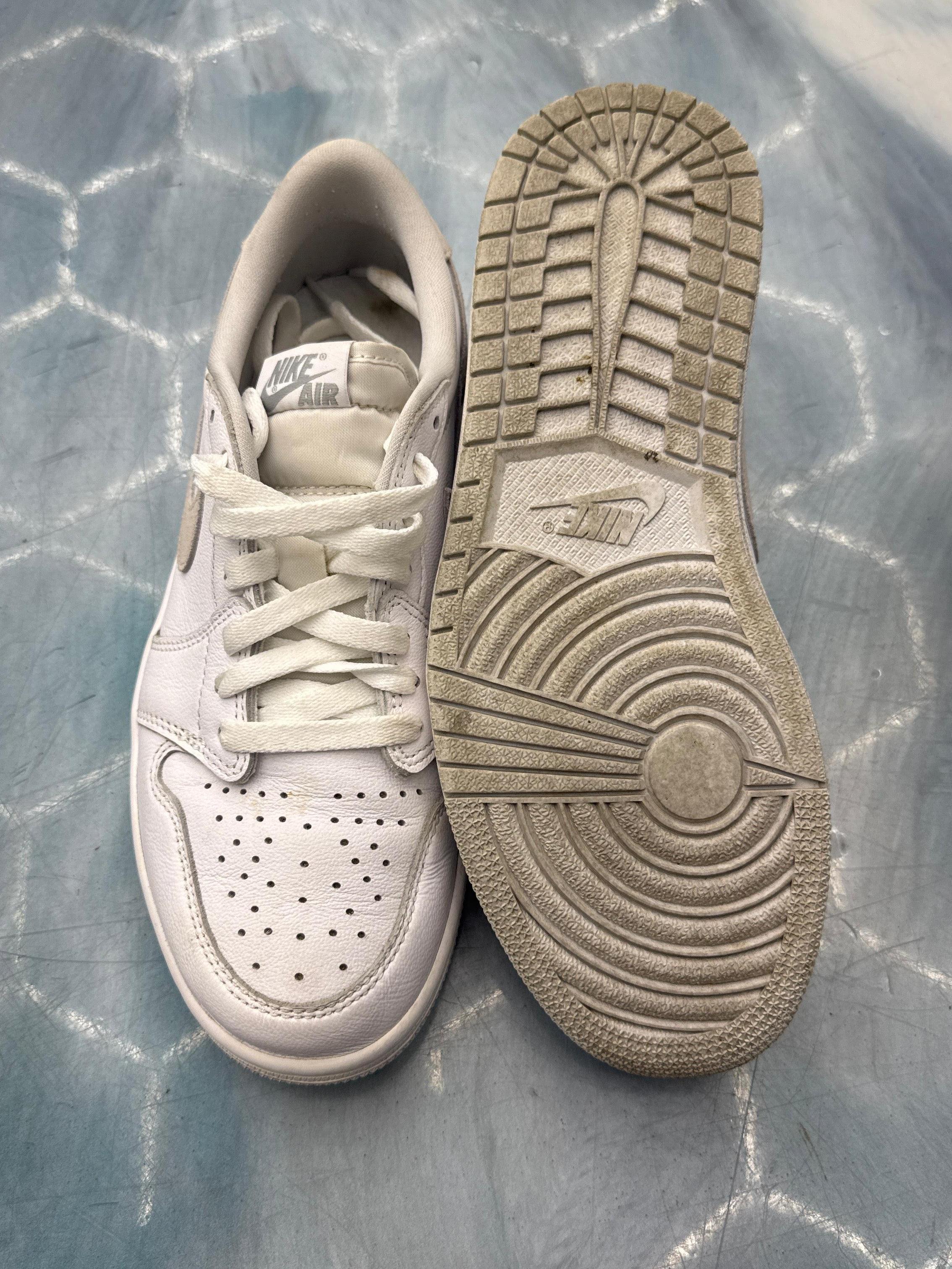 Pre-owned JORDAN 1 LOW OG NEUTRAL GREY size 9 sneaker, showing white leather upper and worn sole.