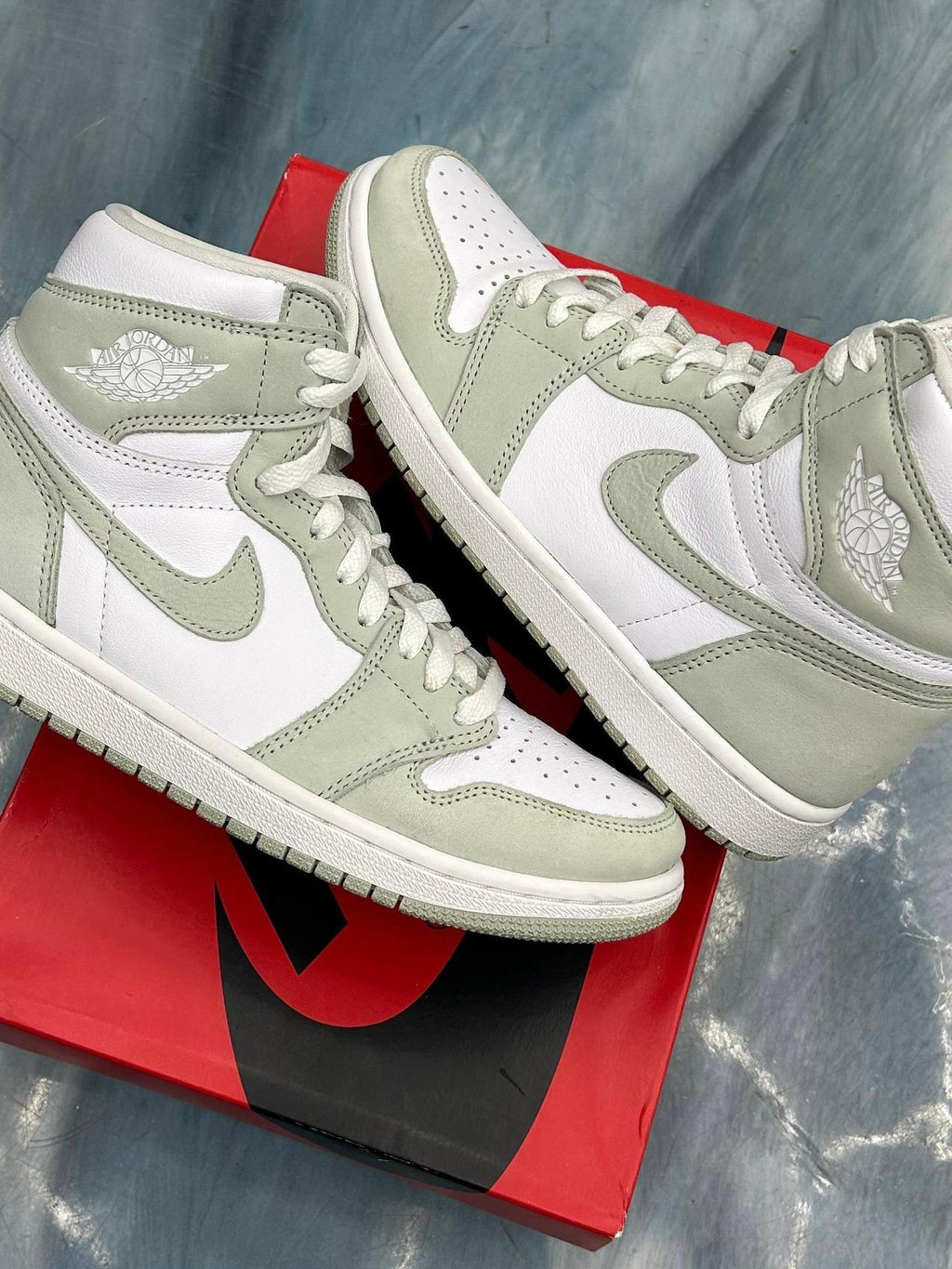 JORDAN 1 RETRO HIGH OG SEAFOAM (WOMENS) PRE OWNED SIZE 8.5W/7M, white and seafoam green leather high-top sneakers.