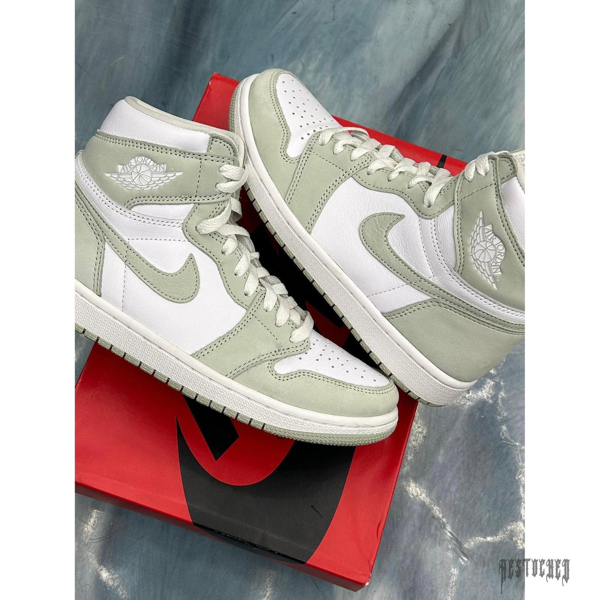 JORDAN 1 RETRO HIGH OG SEAFOAM (WOMENS) PRE OWNED SIZE 8.5W/7M