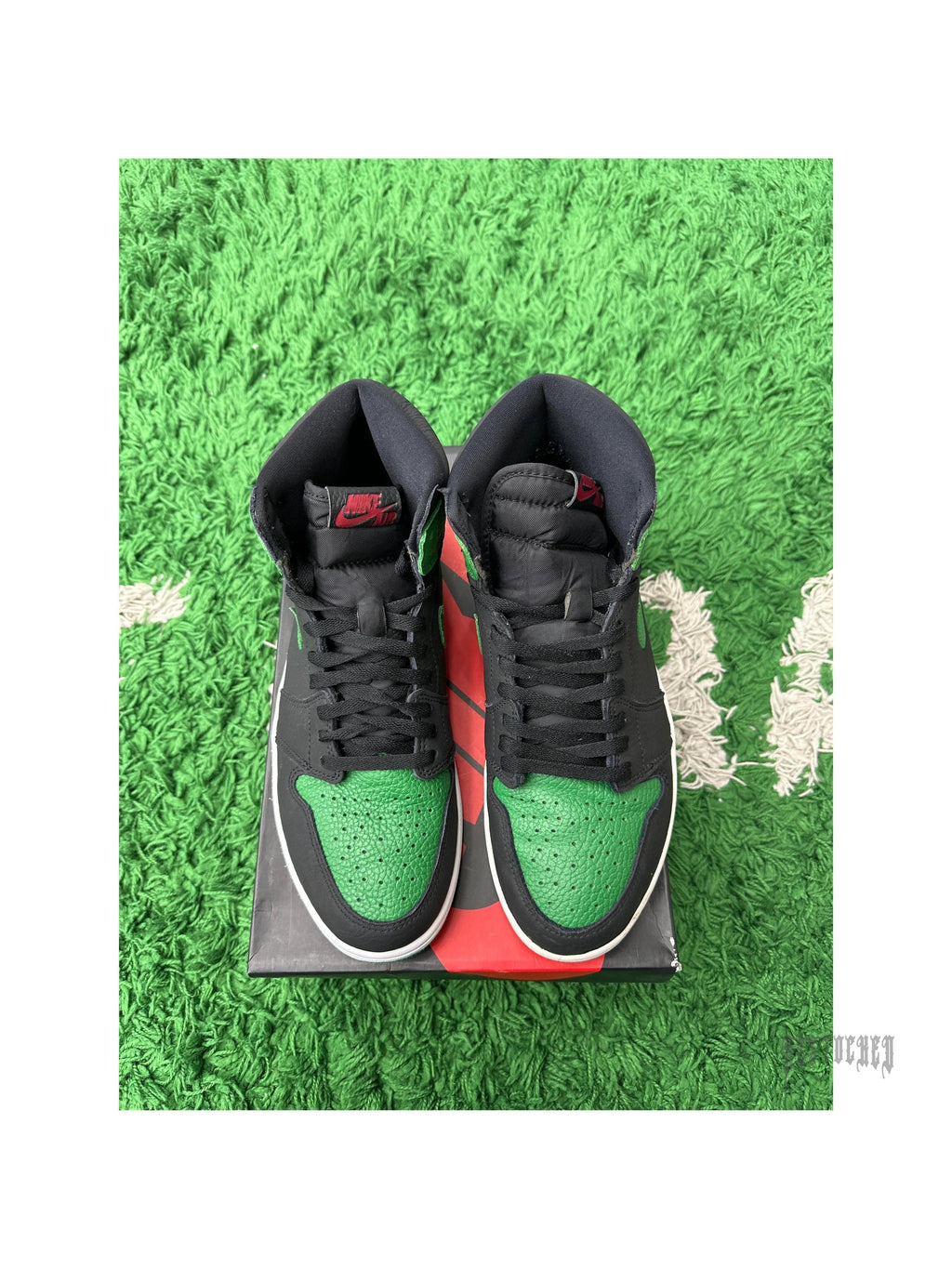 Pre-owned JORDAN 1 RETRO HIGH PINE GREEN BLACK SIZE 10.5 sneakers on a box, green and black leather.