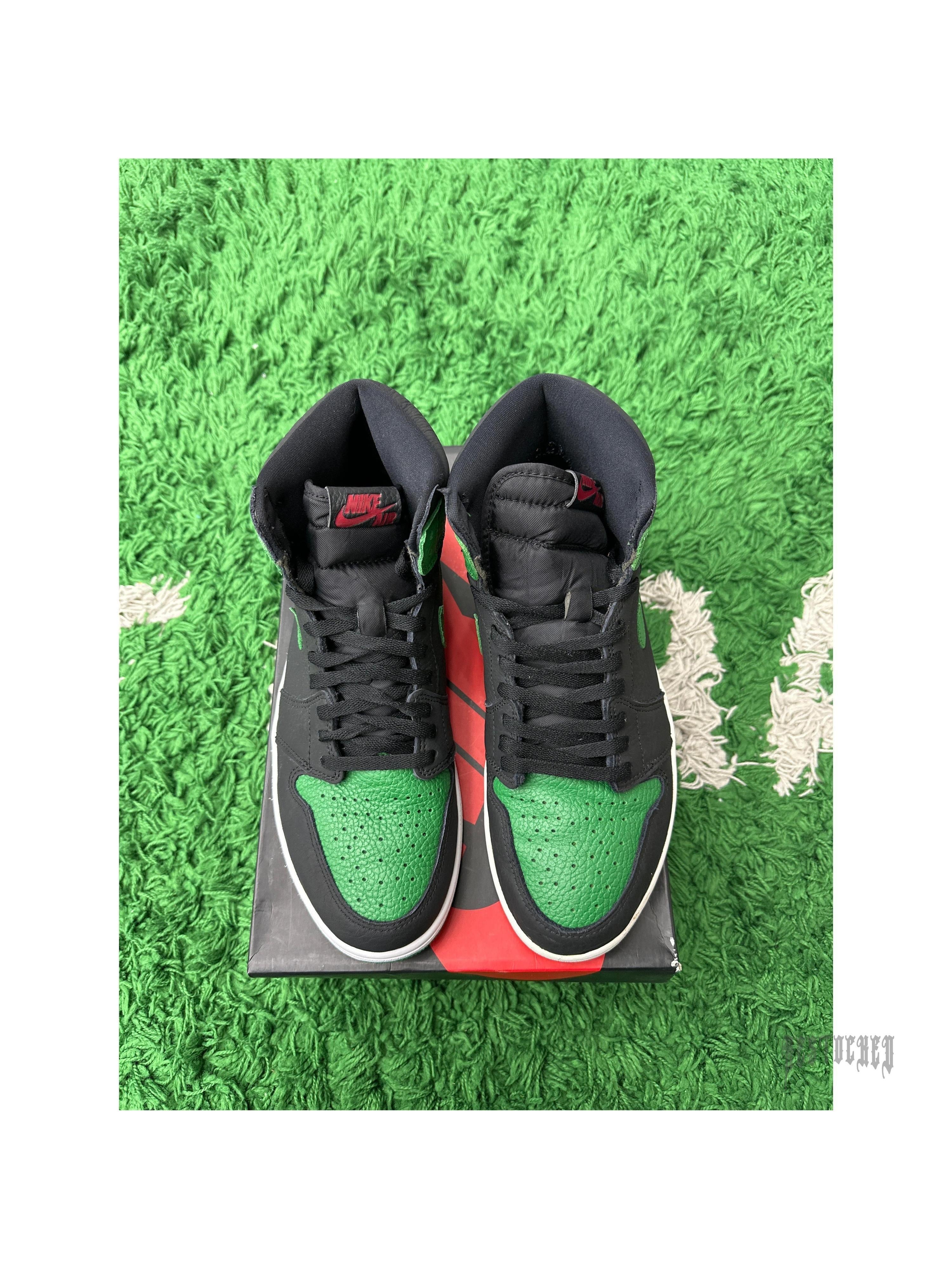 Pre-owned JORDAN 1 RETRO HIGH PINE GREEN BLACK SIZE 10.5 sneakers on a box, green and black leather.