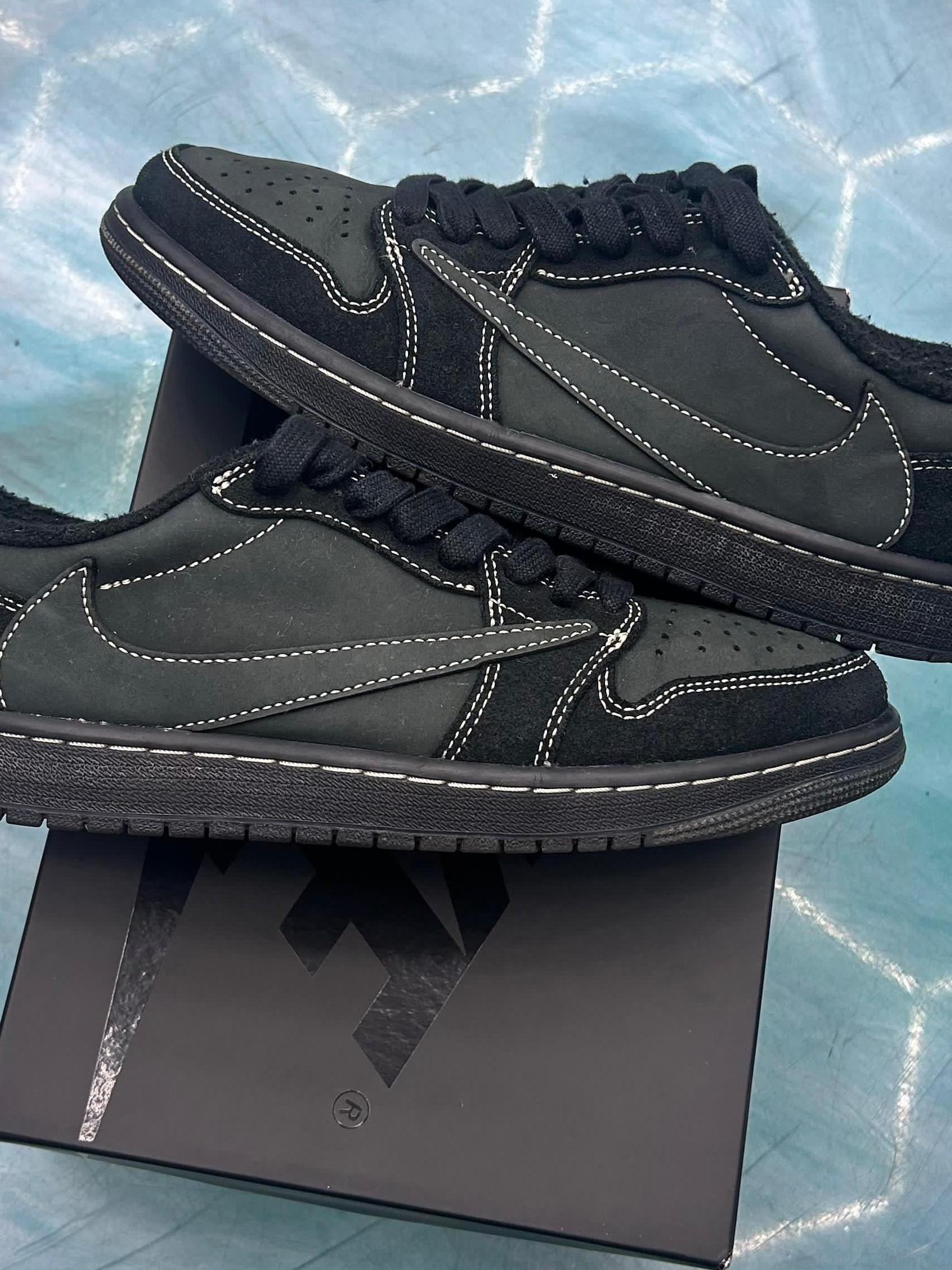 Travis Scott Jordan 1 Retro Low OG Phantom Black pre-owned size 8 sneakers with white stitching.