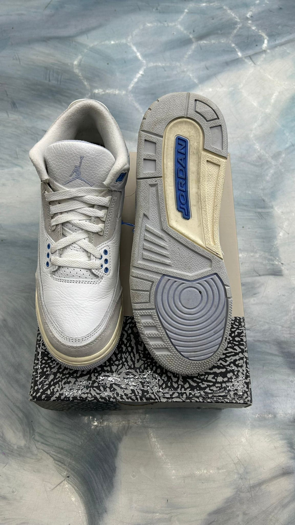 Pre-owned JORDAN 3 RETRO LUCKY SHORT SIZE 7Y, white leather with blue accents, showing top and sole.