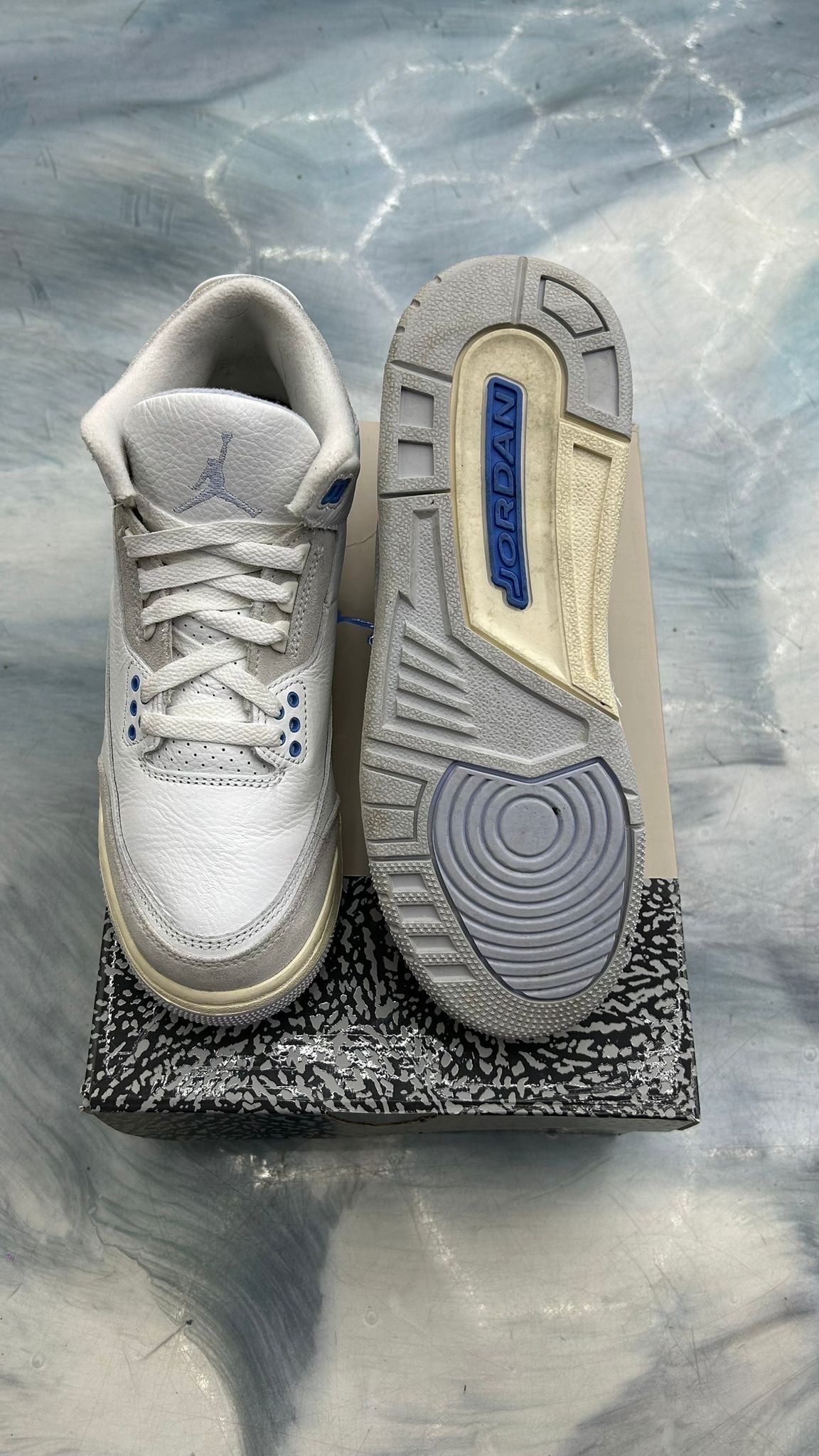 Pre-owned JORDAN 3 RETRO LUCKY SHORT SIZE 7Y, white leather with blue accents, showing top and sole.