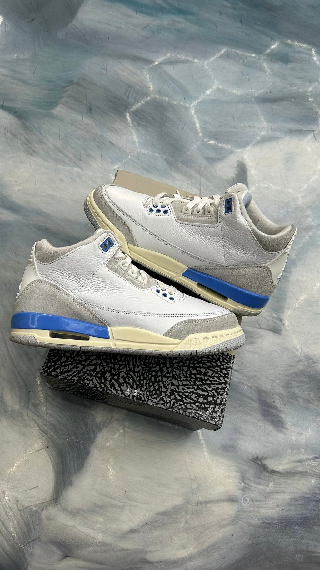 Pre-owned JORDAN 3 RETRO LUCKY SHORT SIZE 7Y sneakers; white leather, blue accents, grey elephant print, and cream soles.
