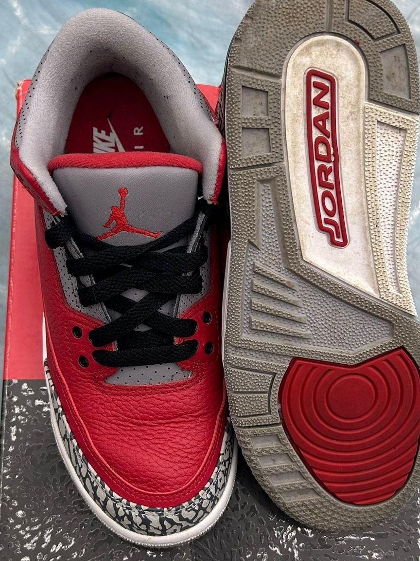 Pre-owned JORDAN 3 RETRO SE FIRE RED (GS) SIZE 4.5Y sneakers, red leather with grey accents and elephant print.