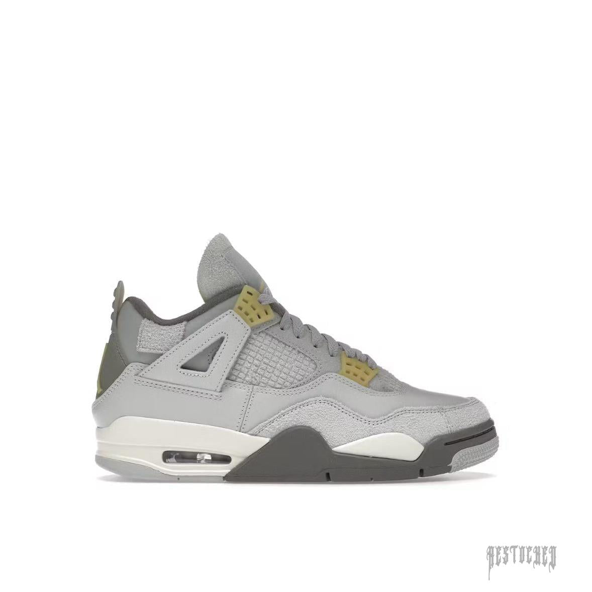 JORDAN 4 RETRO SE CRAFT PHOTON DUST sneaker, light gray suede and leather, with yellow accents.