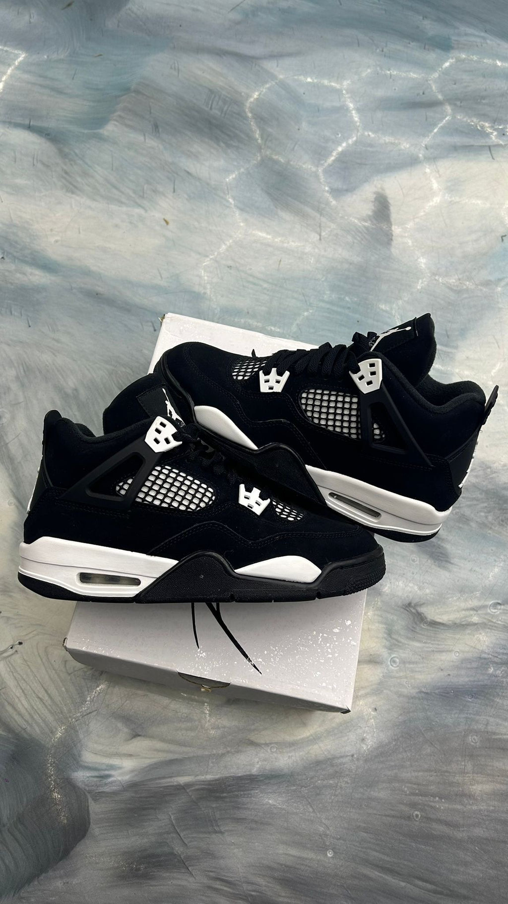 Pre-owned JORDAN 4 RETRO White Thunder size 7Y, black suede sneakers with white accents.