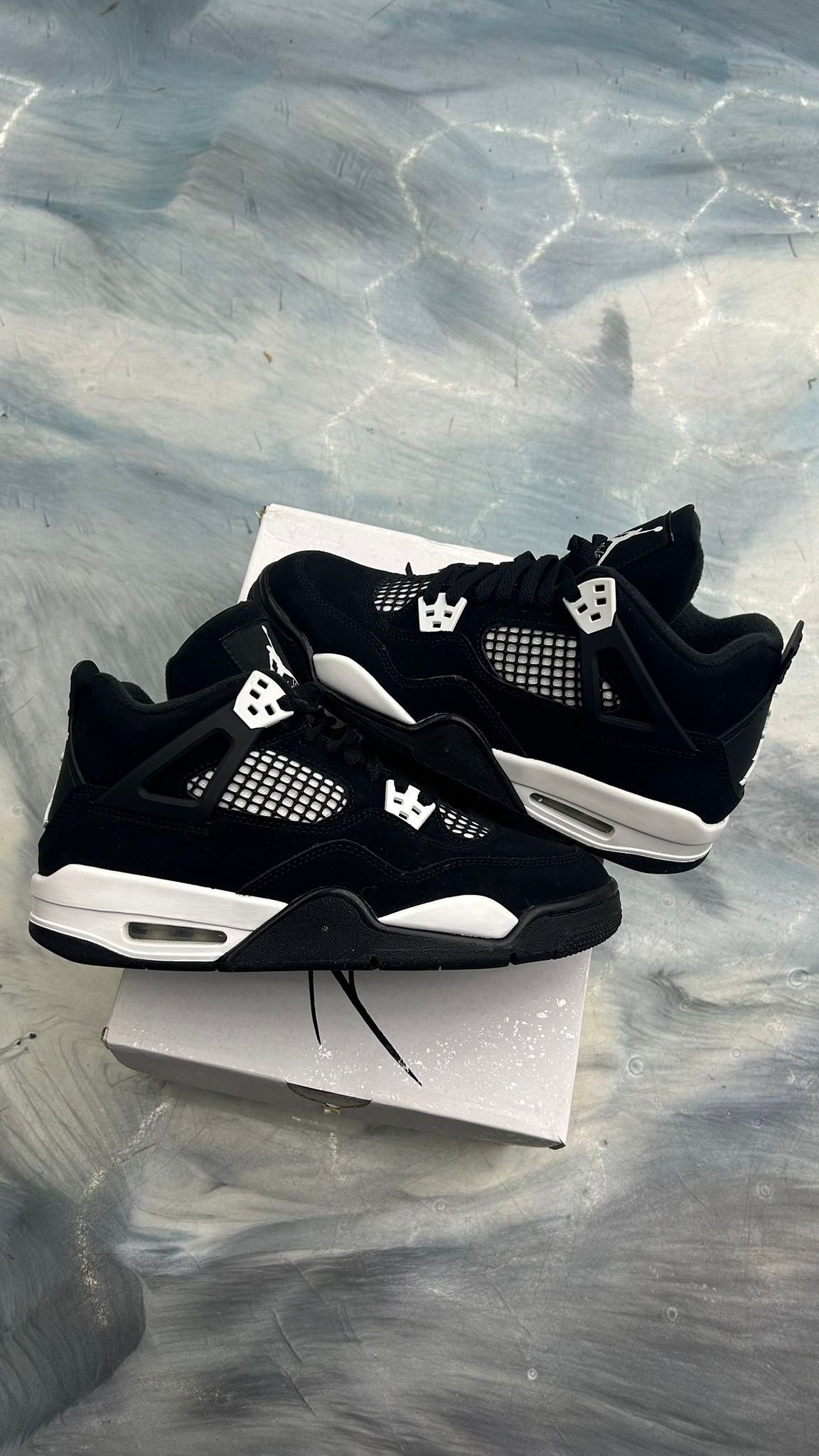Pre-owned JORDAN 4 RETRO White Thunder size 7Y, black suede sneakers with white accents.