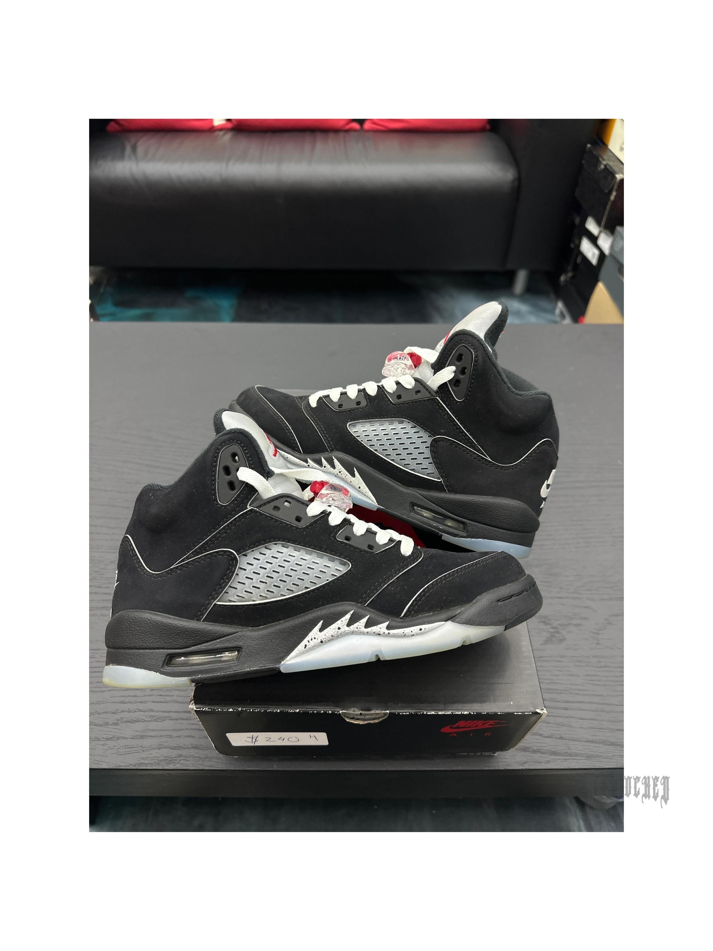Pre-owned Jordan 5 Retro Black Metallic sneakers, size 6Y, with black suede upper and silver mesh.