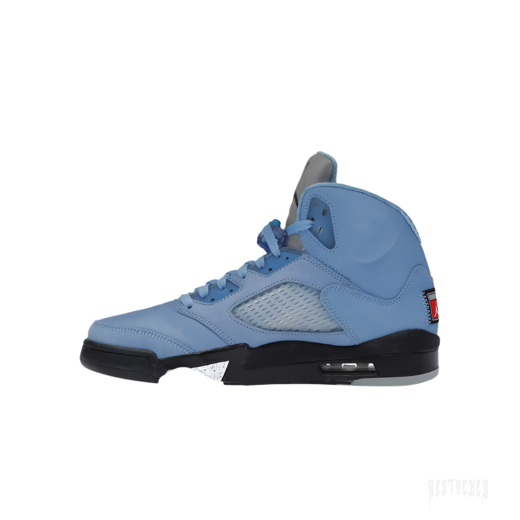 JORDAN 5 RETRO UNC UNIVERSITY BLUE sneaker, light blue leather upper, black sole, mesh side panel.