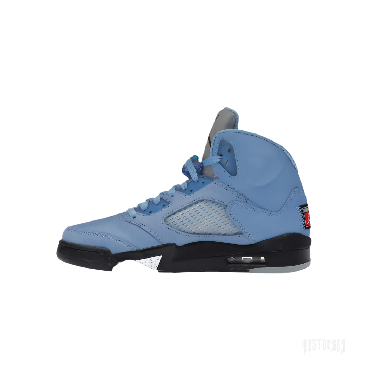 JORDAN 5 RETRO UNC UNIVERSITY BLUE sneaker, light blue leather upper, black sole, mesh side panel.