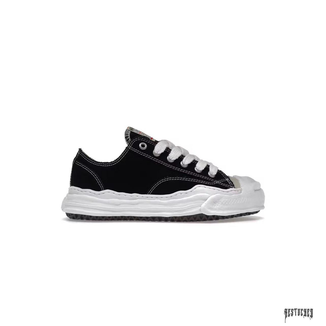 MAISON MIHARA YASUHIRO HANK OG SOLE CANVAS LOW black sneaker with white laces and wavy white sole.