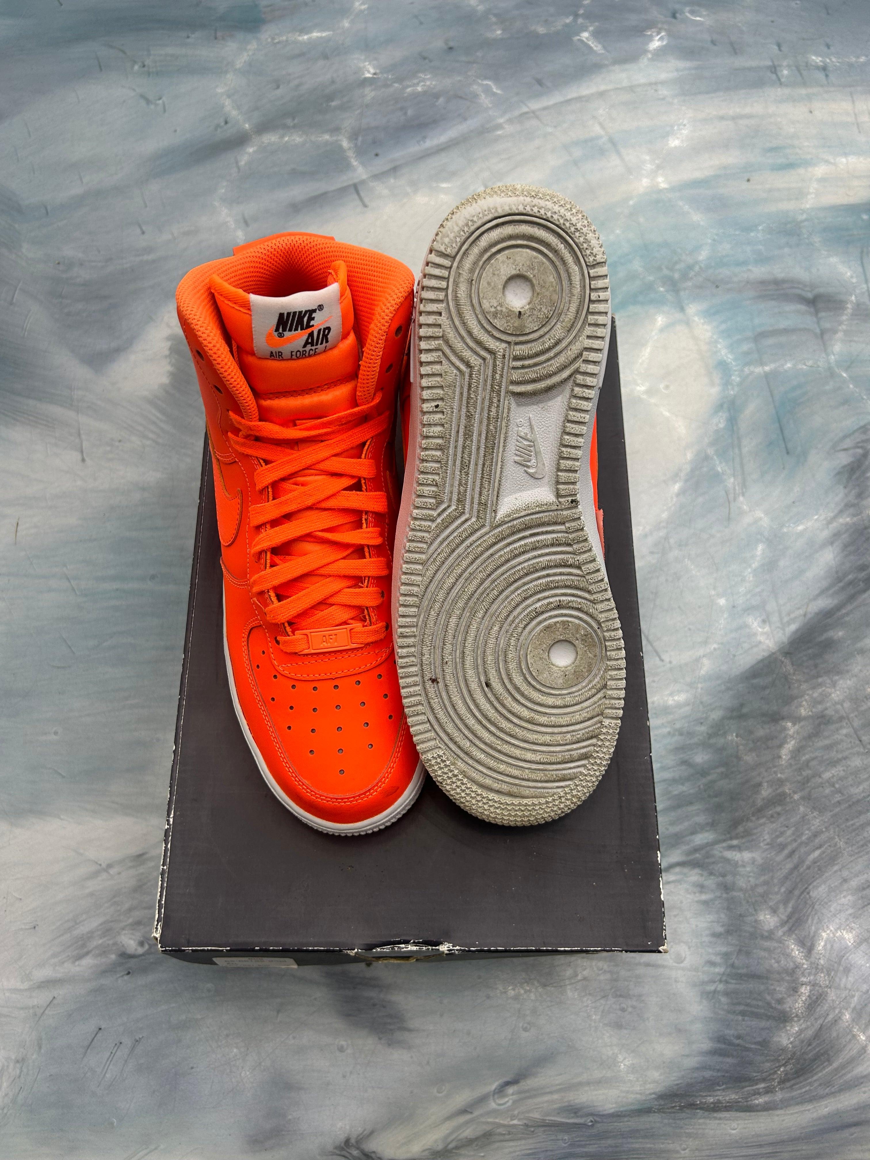 Pre-owned orange Nike Air Force 1 High GS sneakers, one upright, one sole-up, on a box.