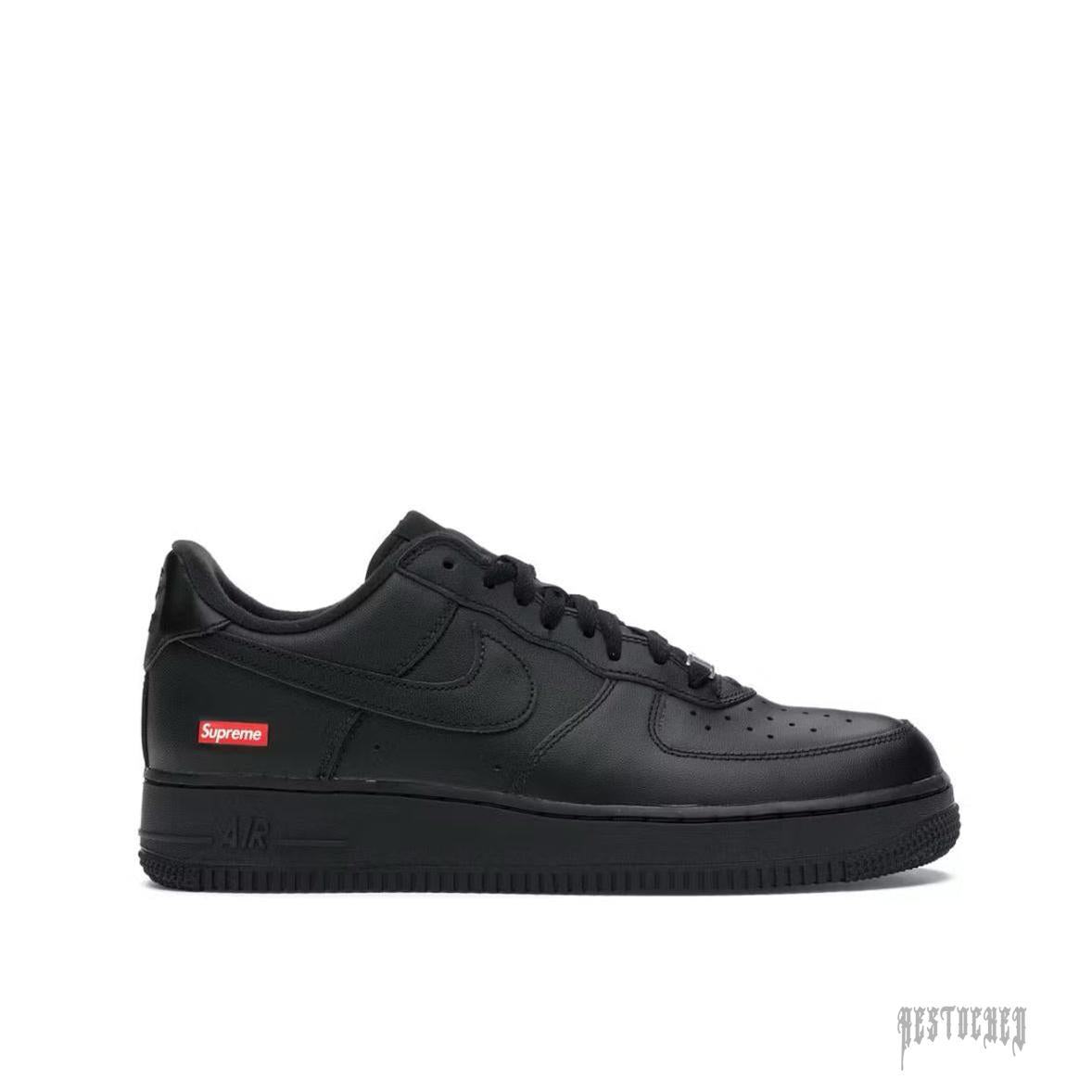 NIKE AIR FORCE 1 LOW SUPREME BLACK sneaker, featuring a black leather upper, matching laces, and a red Supreme box logo.