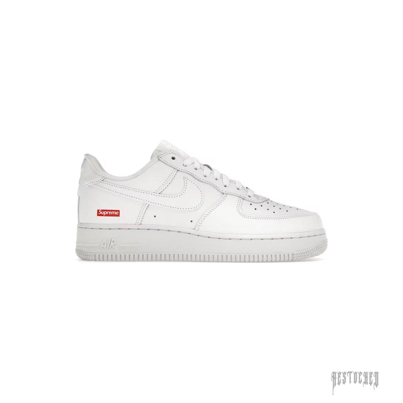 NIKE AIR FORCE 1 LOW SUPREME WHITE sneaker, all-white premium leather with red Supreme Box Logo.