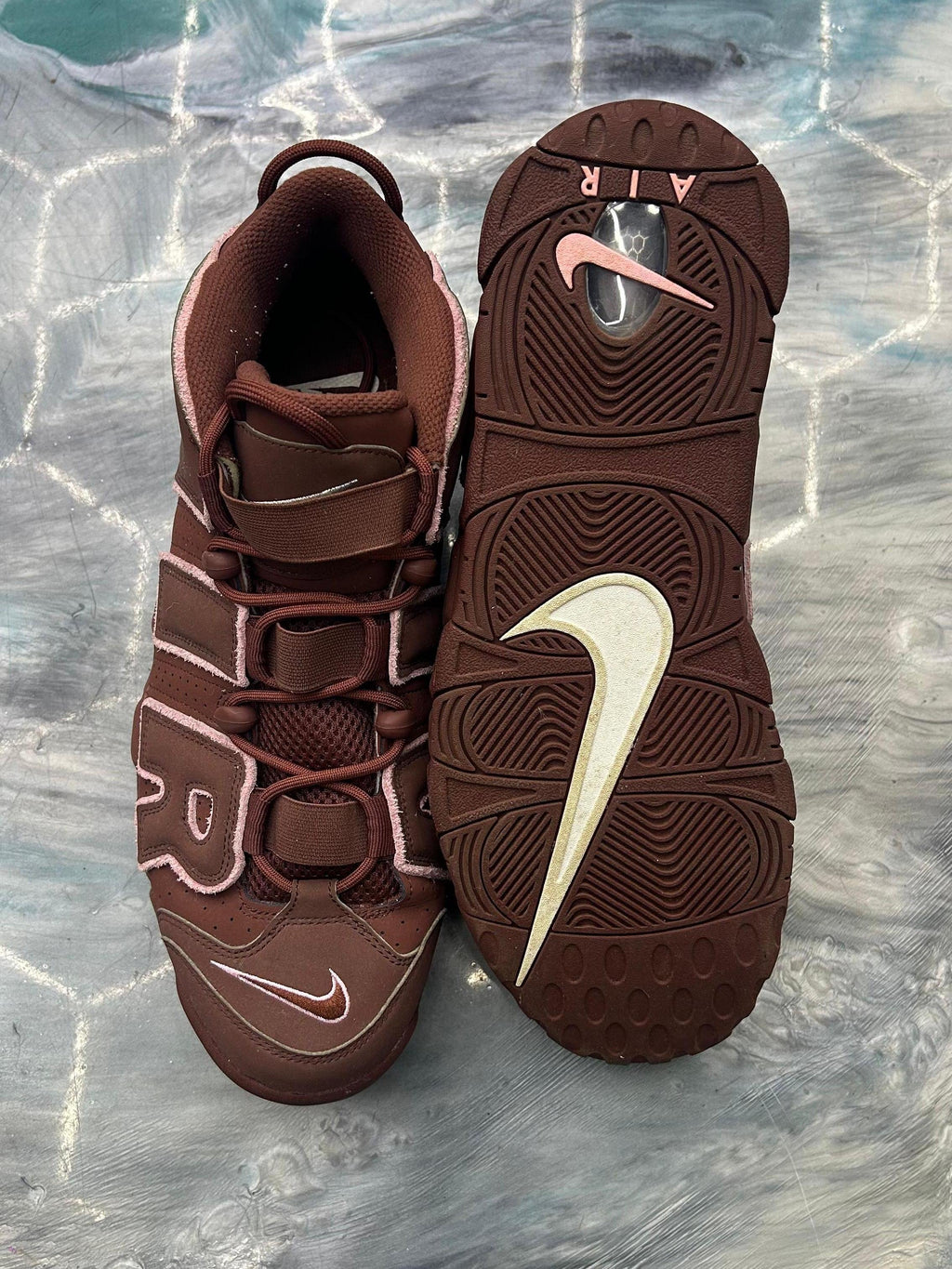 NIKE AIR MORE UPTEMPO 96 Valentine's Day pre-owned size 13, brown with pink accents and white sole swoosh.