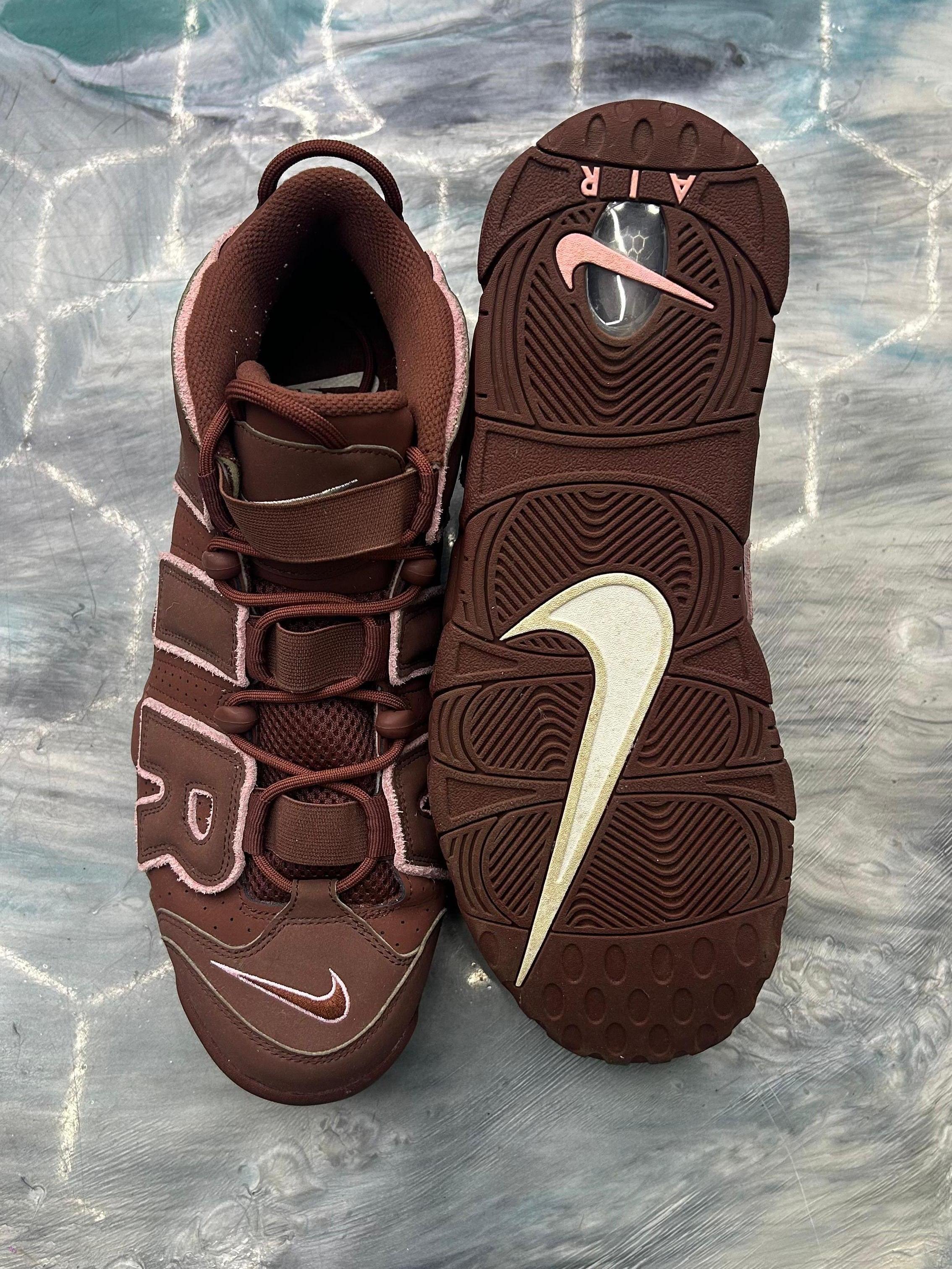 NIKE AIR MORE UPTEMPO 96 Valentine's Day pre-owned size 13, brown with pink accents and white sole swoosh.