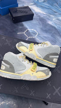 NIKE AIR TRAINER 1 SP Travis Scott Grey Haze pre-owned size 9.5 sneakers with yellow accents.