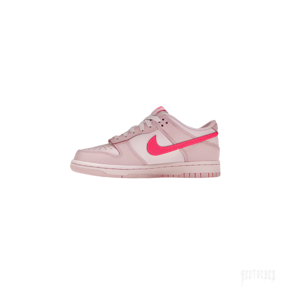 NIKE DUNK LOW TRIPLE PINK (GS) sneaker with light pink leather upper and vibrant pink Swoosh.