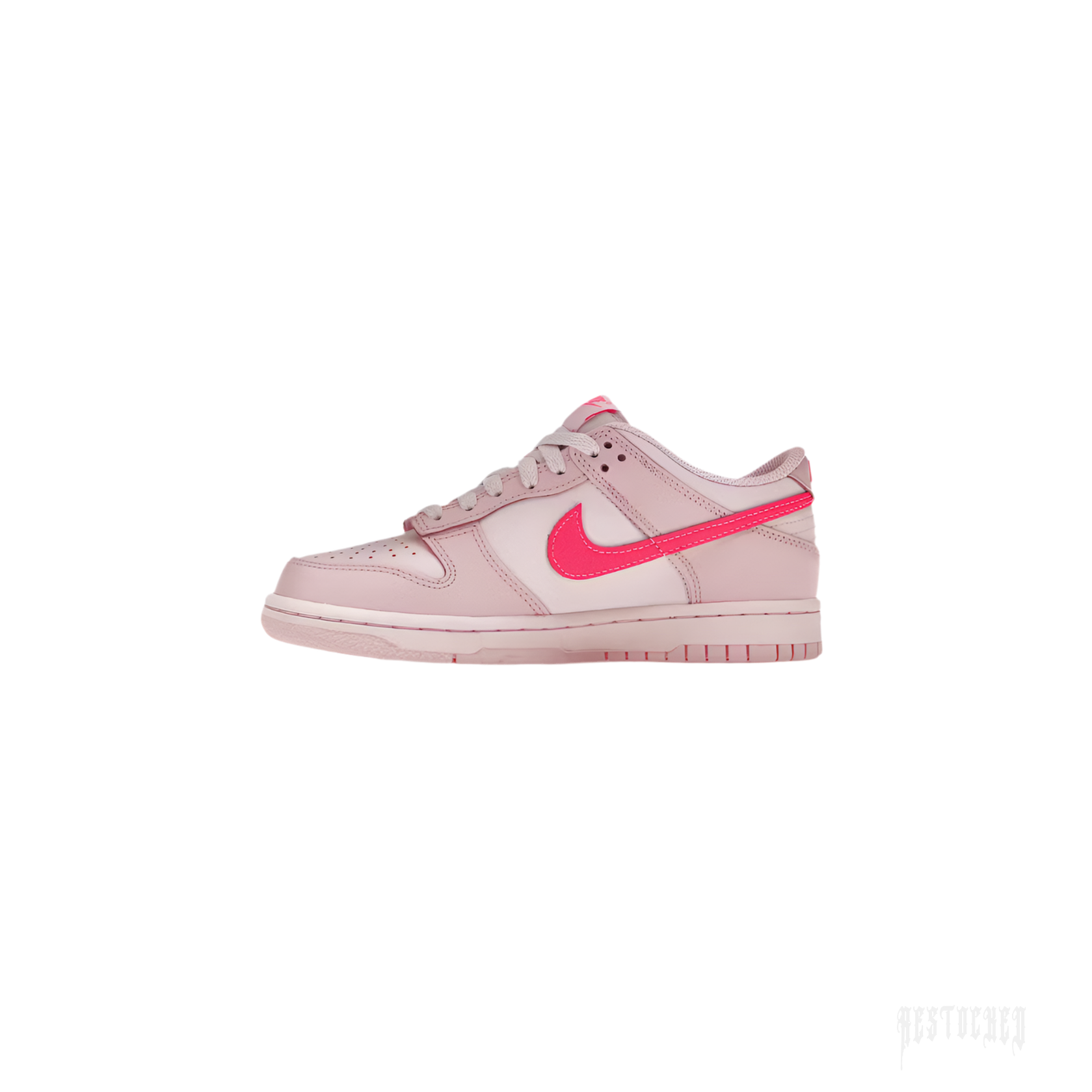 NIKE DUNK LOW TRIPLE PINK (GS) sneaker with light pink leather upper and vibrant pink Swoosh.