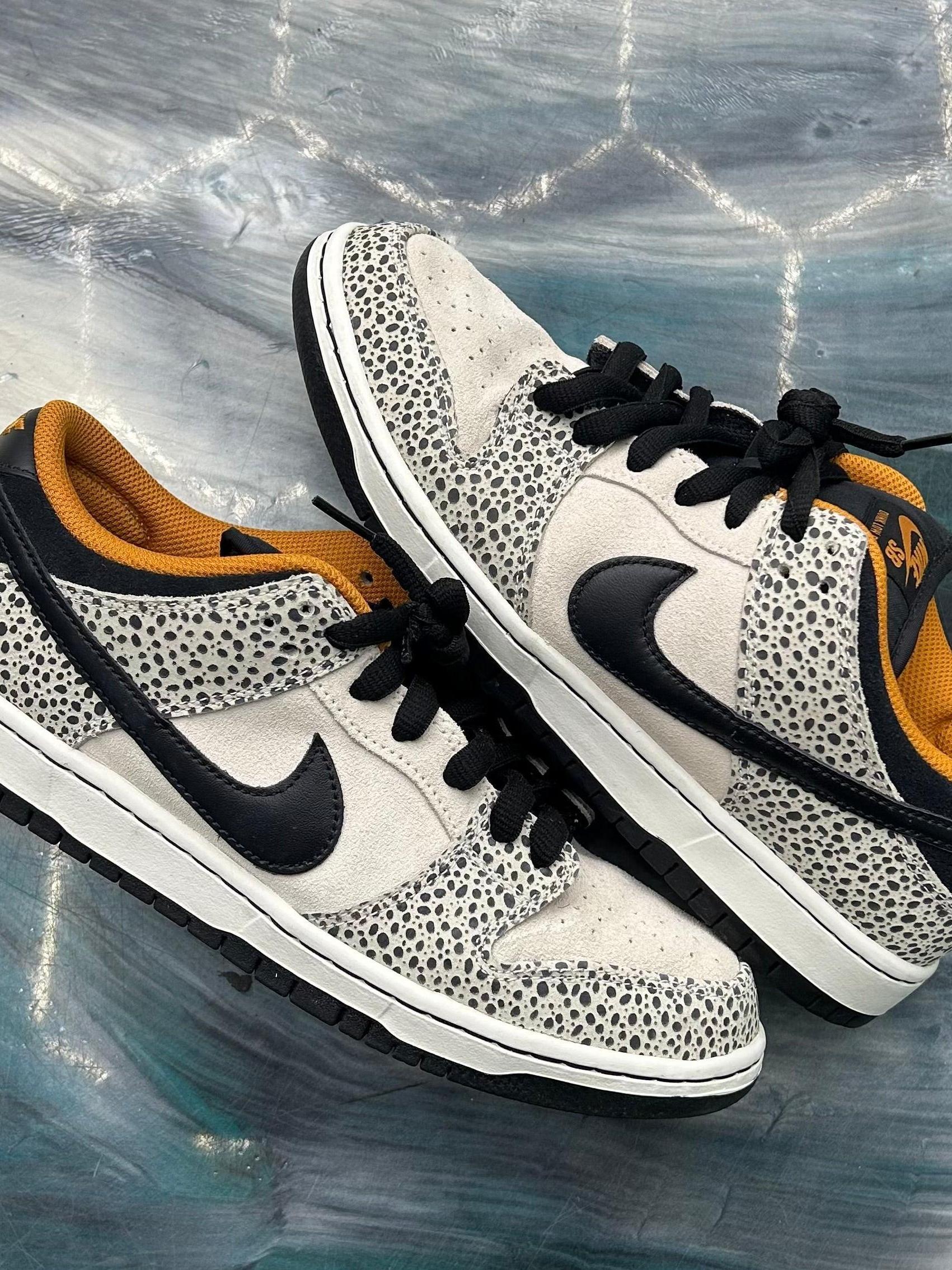 Pre-owned NIKE SB DUNK LOW Olympic Safari, size 9, with speckled off-white and black design, black swoosh, and orange lining.