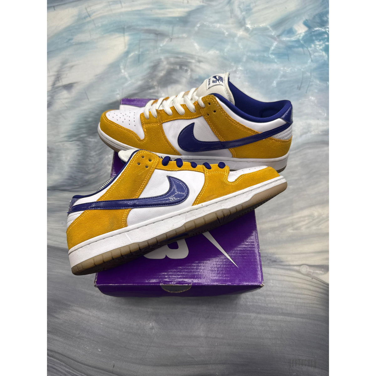 NIKE SB DUNK LOW LASER ORANGE PRE OWNED SIZE 10.5