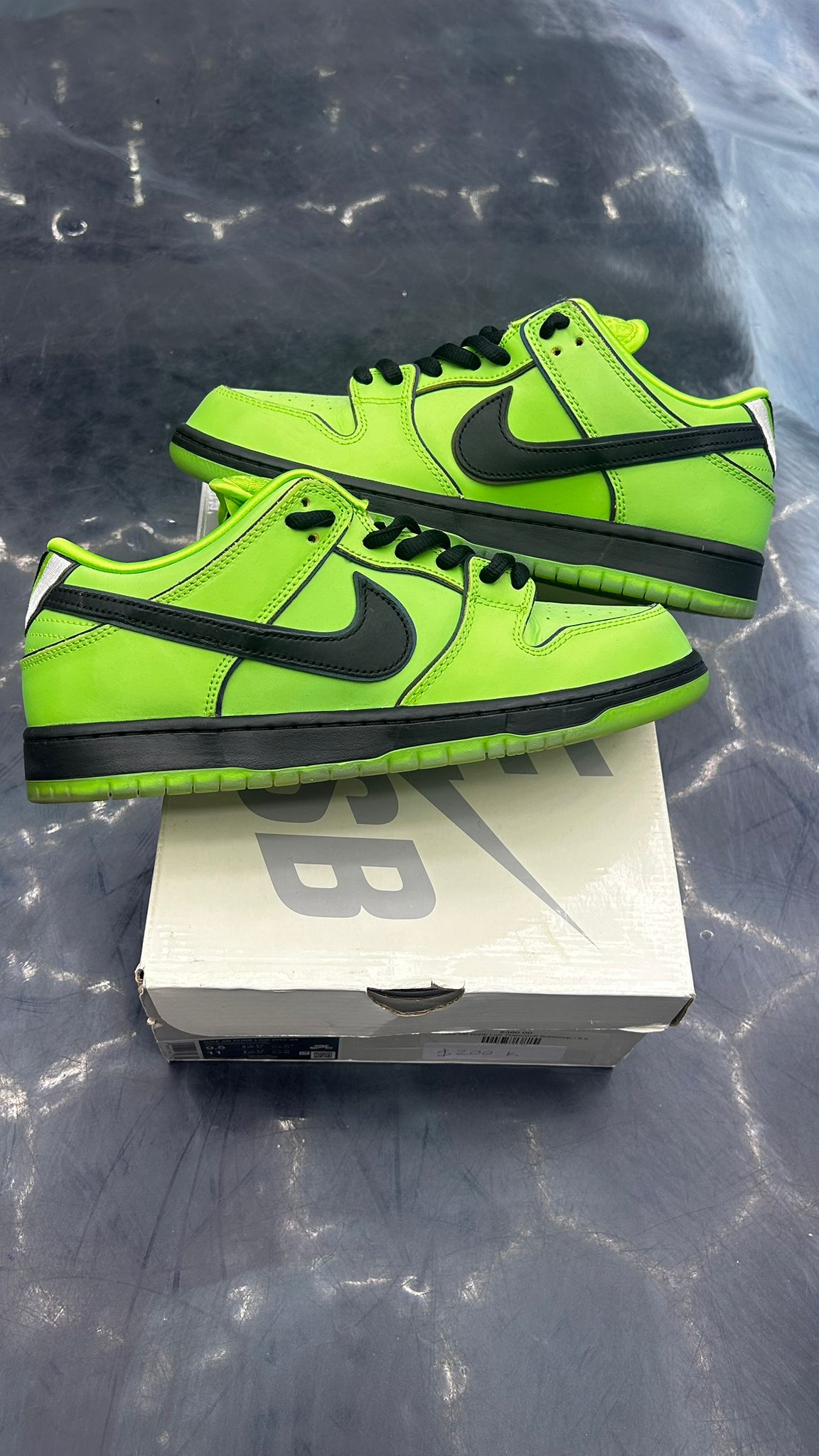 NIKE SB DUNK LOW POWERPUFF BUTTERCUP PRE OWNED SIZE 9.5